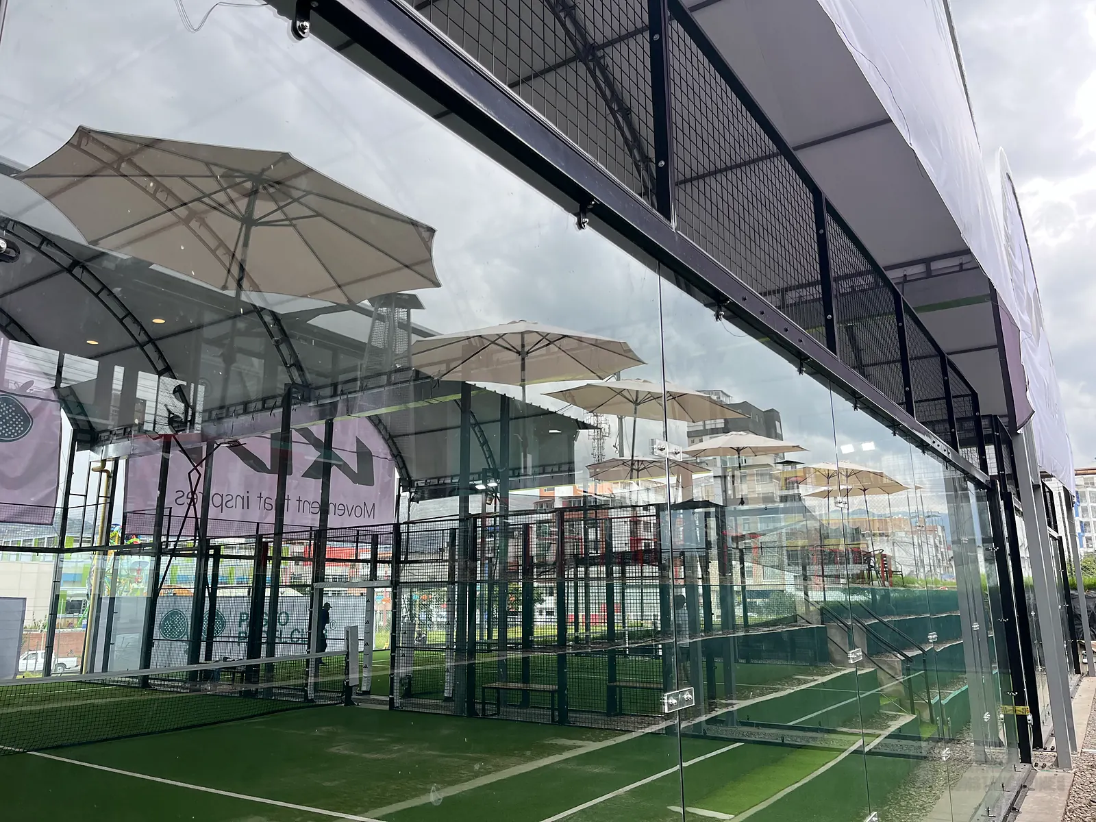 Muro de vidrio templado de la cancha de pádel de Pasto Padel Club en Pasto