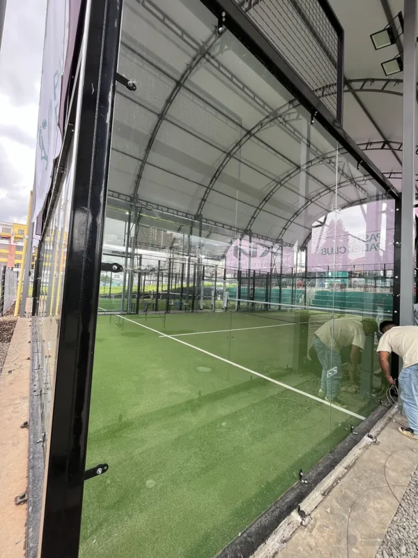 Estructura metálica y malla perimetral de la cancha de pádel de Pasto Padel Club en Pasto (1 de 4)
