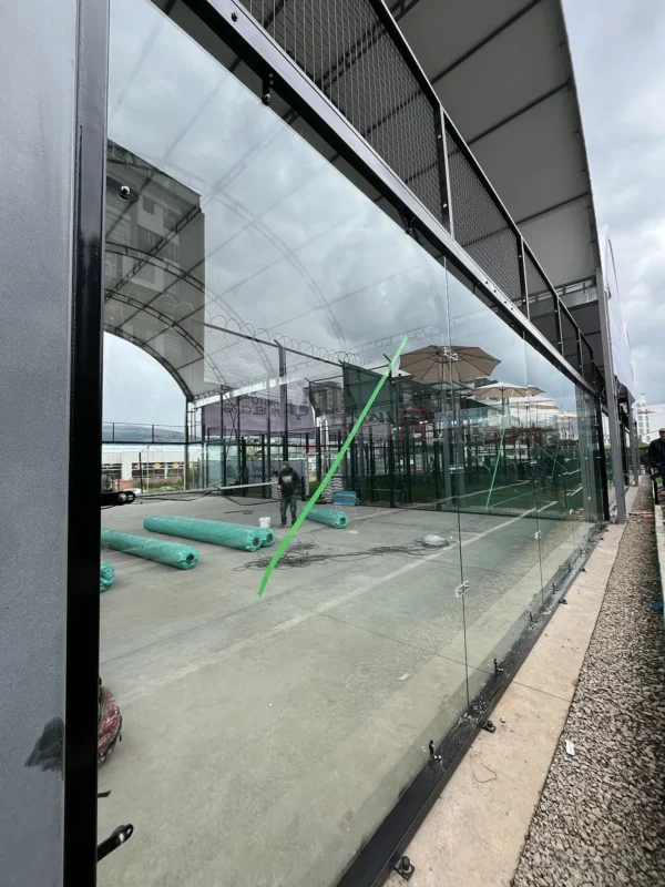Césped sintético y líneas de juego de la cancha de pádel de Pasto Padel Club en Pasto (1 de 4)