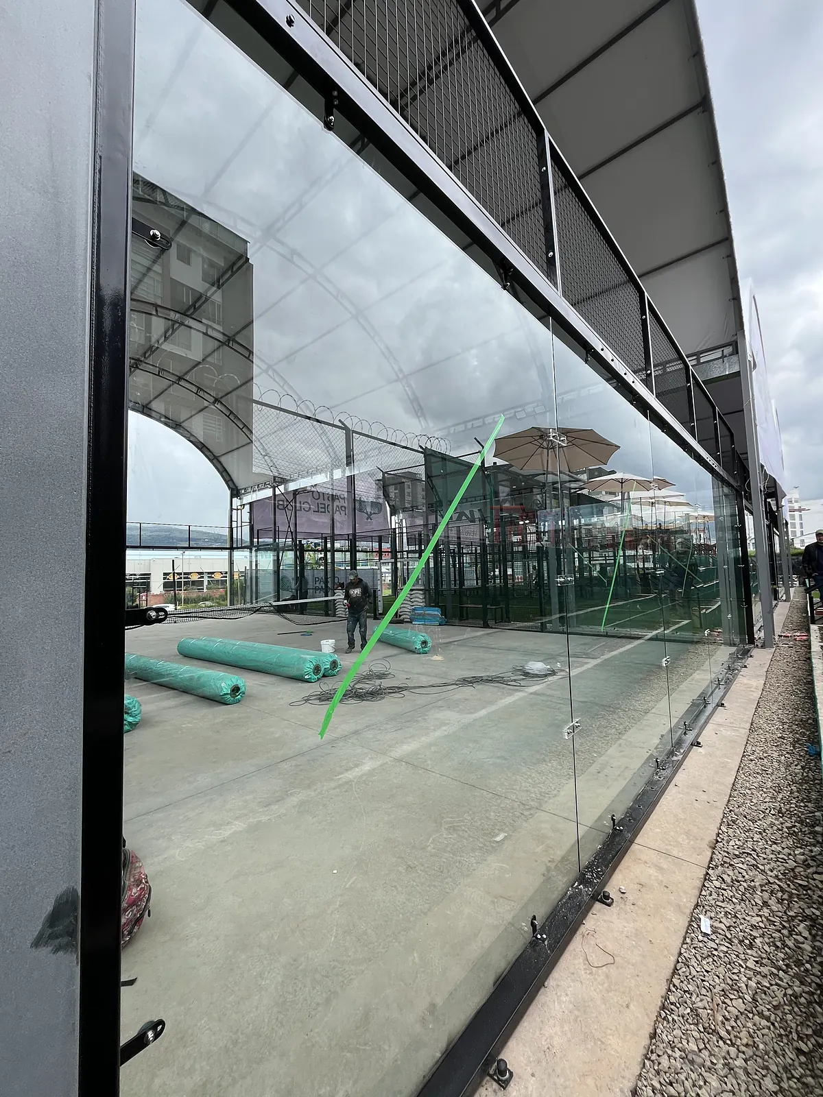 Césped sintético y líneas de juego de la cancha de pádel de Pasto Padel Club en Pasto