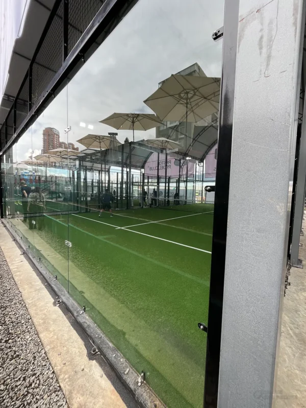Red y postes centrales de la cancha de pádel de Pasto Padel Club en Pasto (2 de 3)