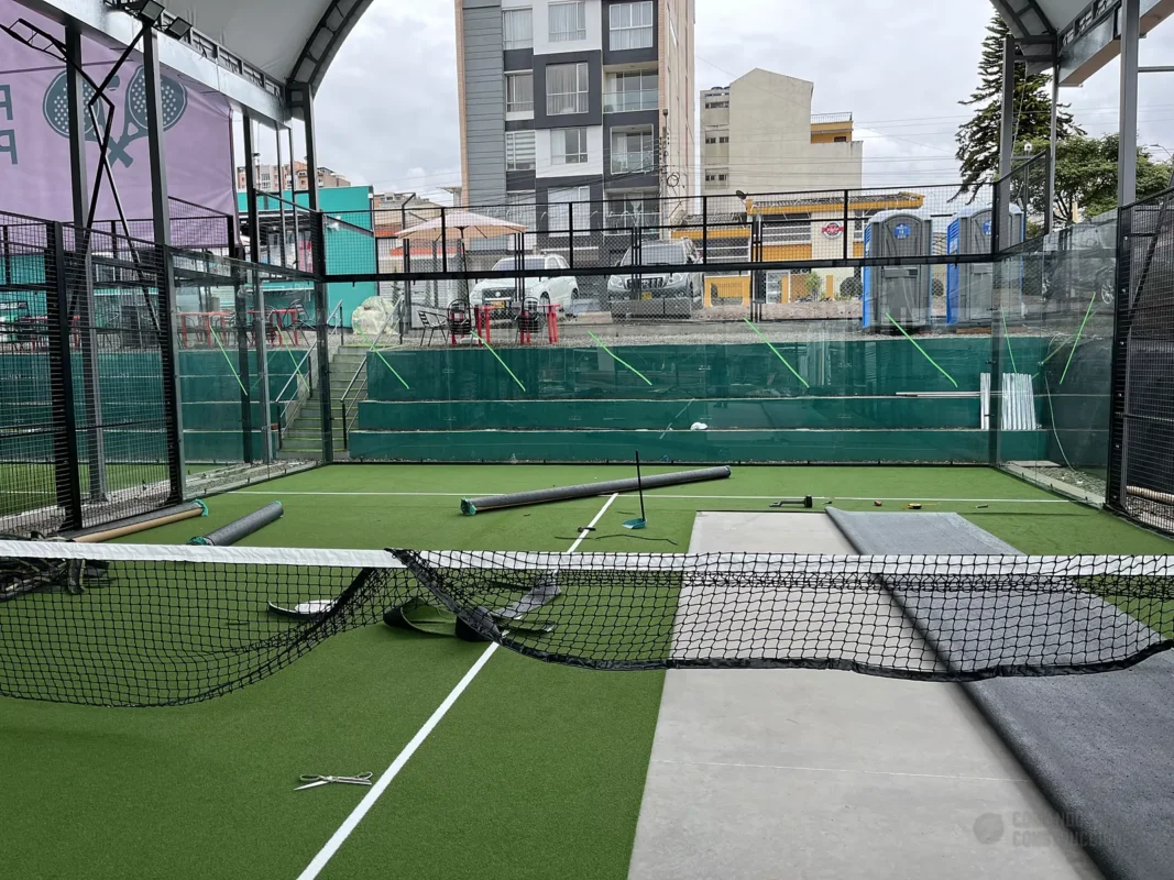 Vista en diagonal de la cancha de pádel de Pasto Padel Club en Pasto (1 de 3)