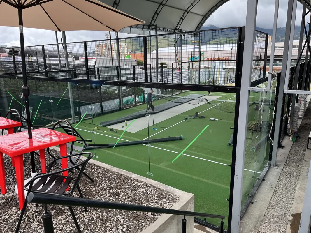 Perfilería y esquina estructural de la cancha de pádel de Pasto Padel Club en Pasto (1 de 3)