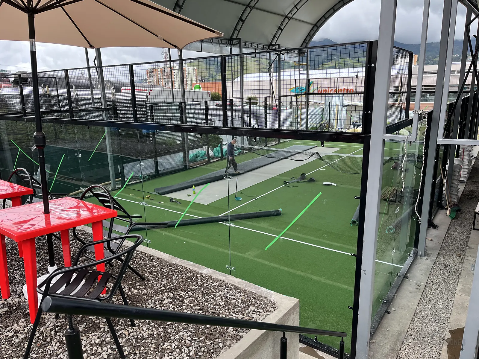Perfilería y esquina estructural de la cancha de pádel de Pasto Padel Club en Pasto