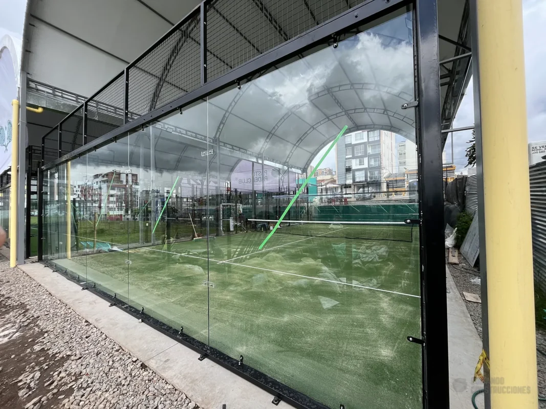 Fondo de vidrio templado de la cancha de pádel de Pasto Padel Club en Pasto (1 de 3)