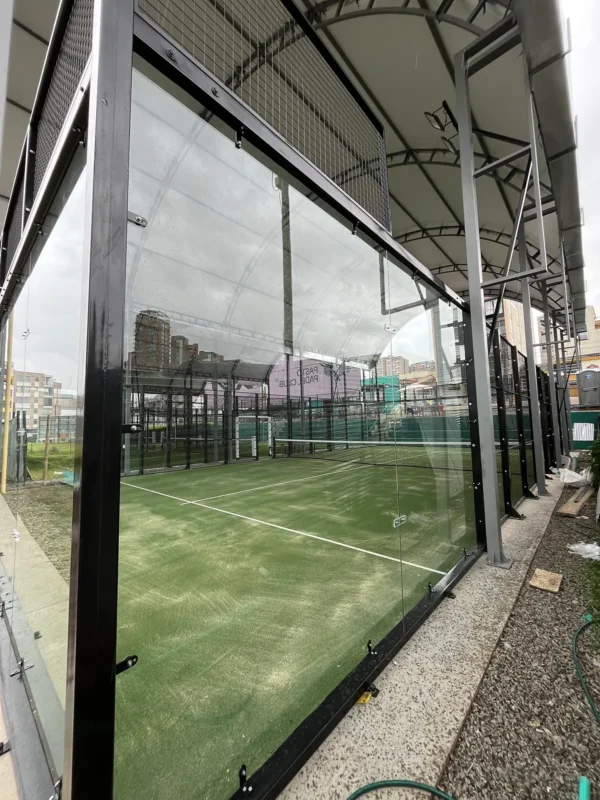 Muro de vidrio templado de la cancha de pádel de Pasto Padel Club en Pasto (2 de 4)