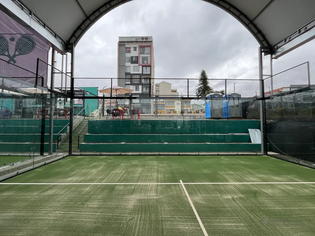 Estructura metálica y malla perimetral de la cancha de pádel de Pasto Padel Club en Pasto (2 de 4)