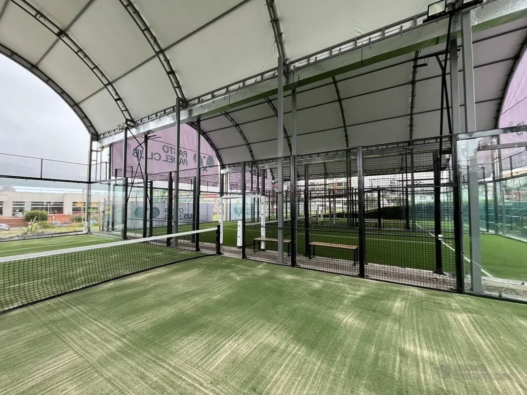 Césped sintético y líneas de juego de la cancha de pádel de Pasto Padel Club en Pasto (2 de 4)