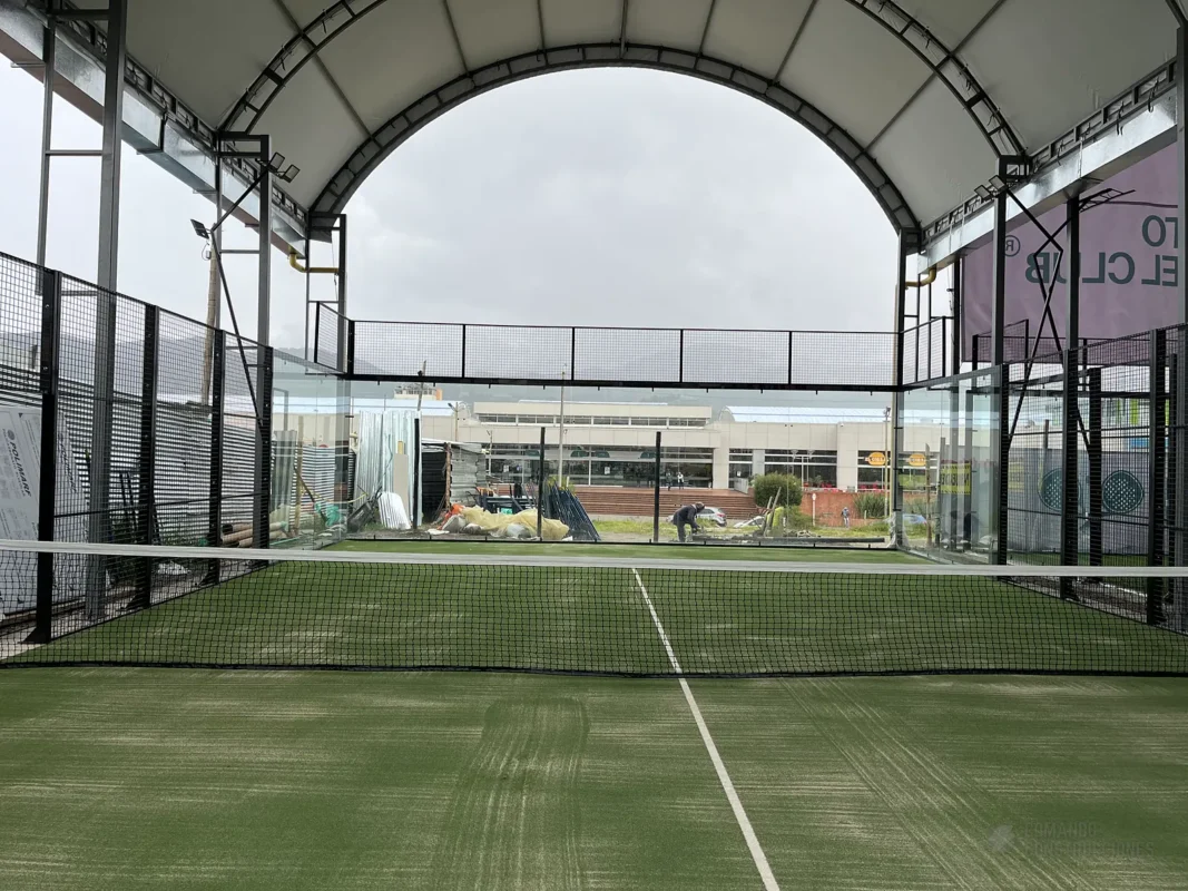 Vista en diagonal de la cancha de pádel de Pasto Padel Club en Pasto (2 de 3)