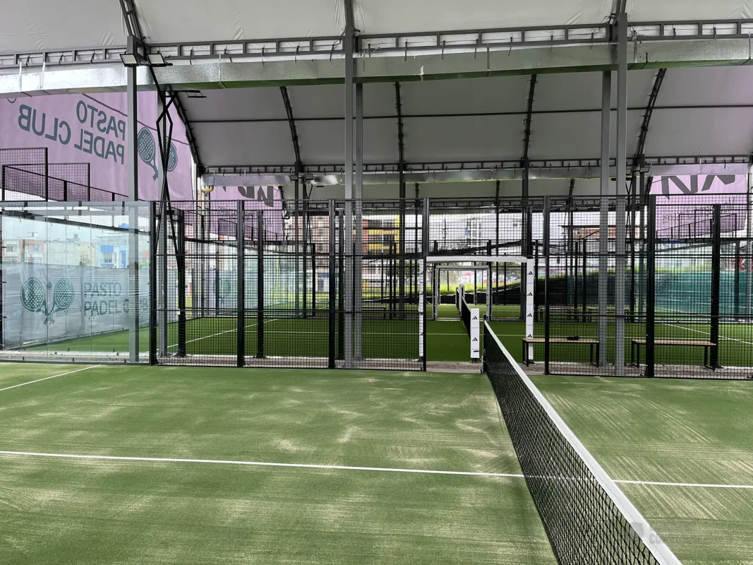 Perfilería y esquina estructural de la cancha de pádel de Pasto Padel Club en Pasto (2 de 3)