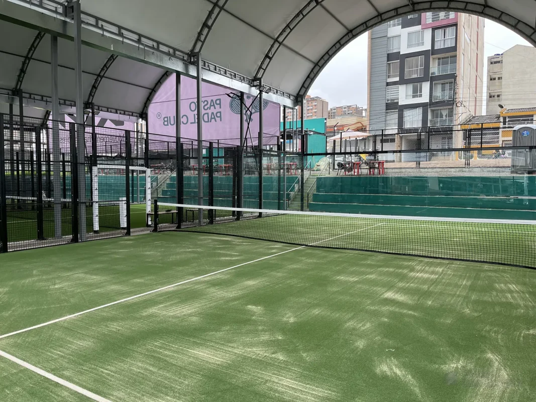 Fondo de vidrio templado de la cancha de pádel de Pasto Padel Club en Pasto (2 de 3)