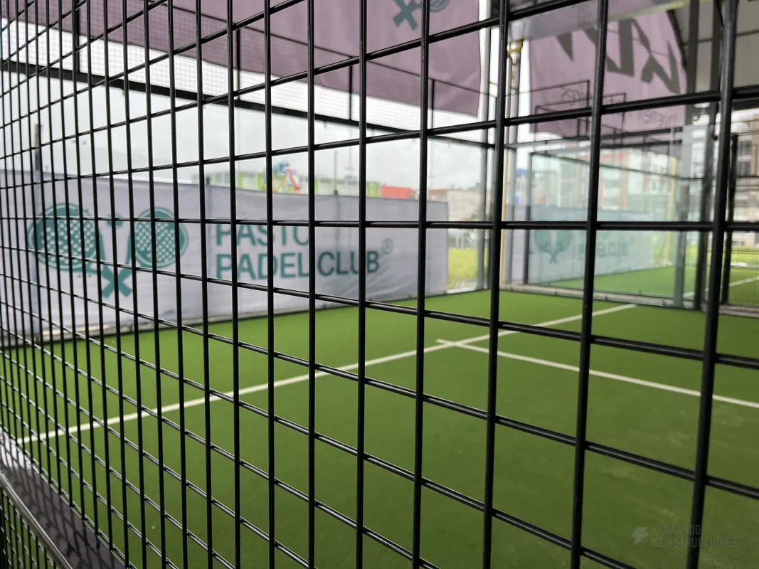 Muro de vidrio templado de la cancha de pádel de Pasto Padel Club en Pasto (3 de 4)