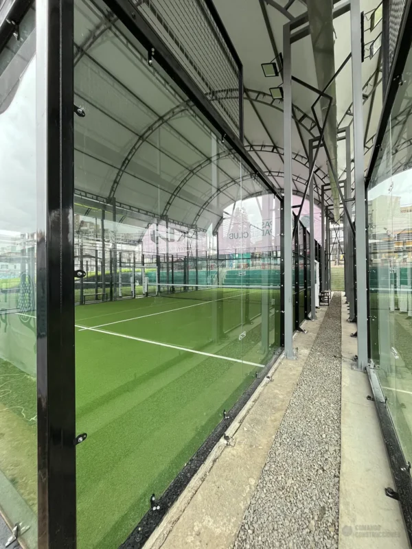 Estructura metálica y malla perimetral de la cancha de pádel de Pasto Padel Club en Pasto (3 de 4)