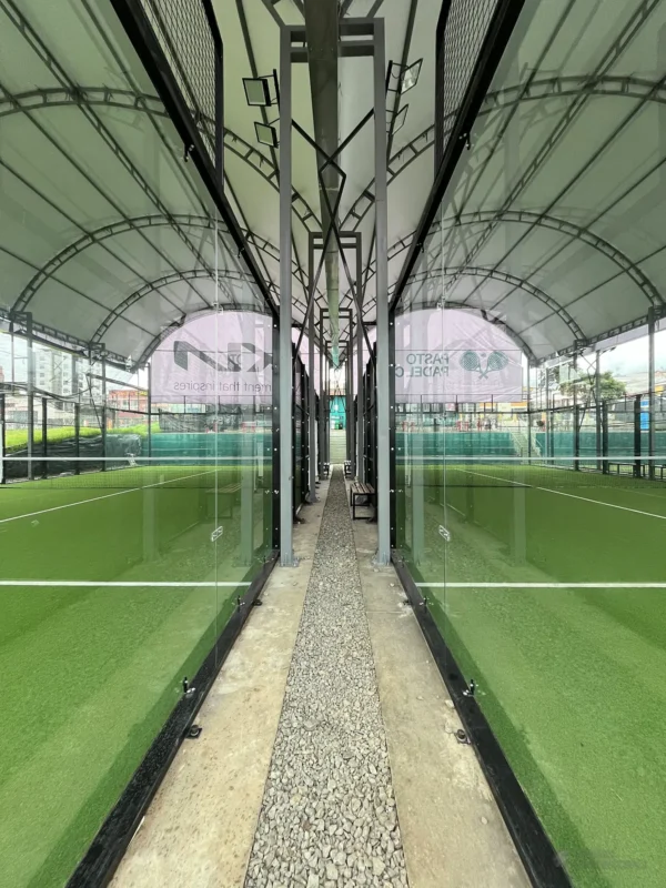 Césped sintético y líneas de juego de la cancha de pádel de Pasto Padel Club en Pasto (3 de 4)