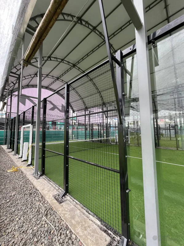 Vista en diagonal de la cancha de pádel de Pasto Padel Club en Pasto (3 de 3)