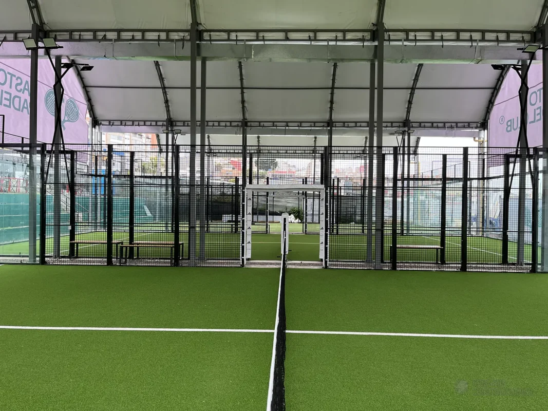 Perfilería y esquina estructural de la cancha de pádel de Pasto Padel Club en Pasto (3 de 3)
