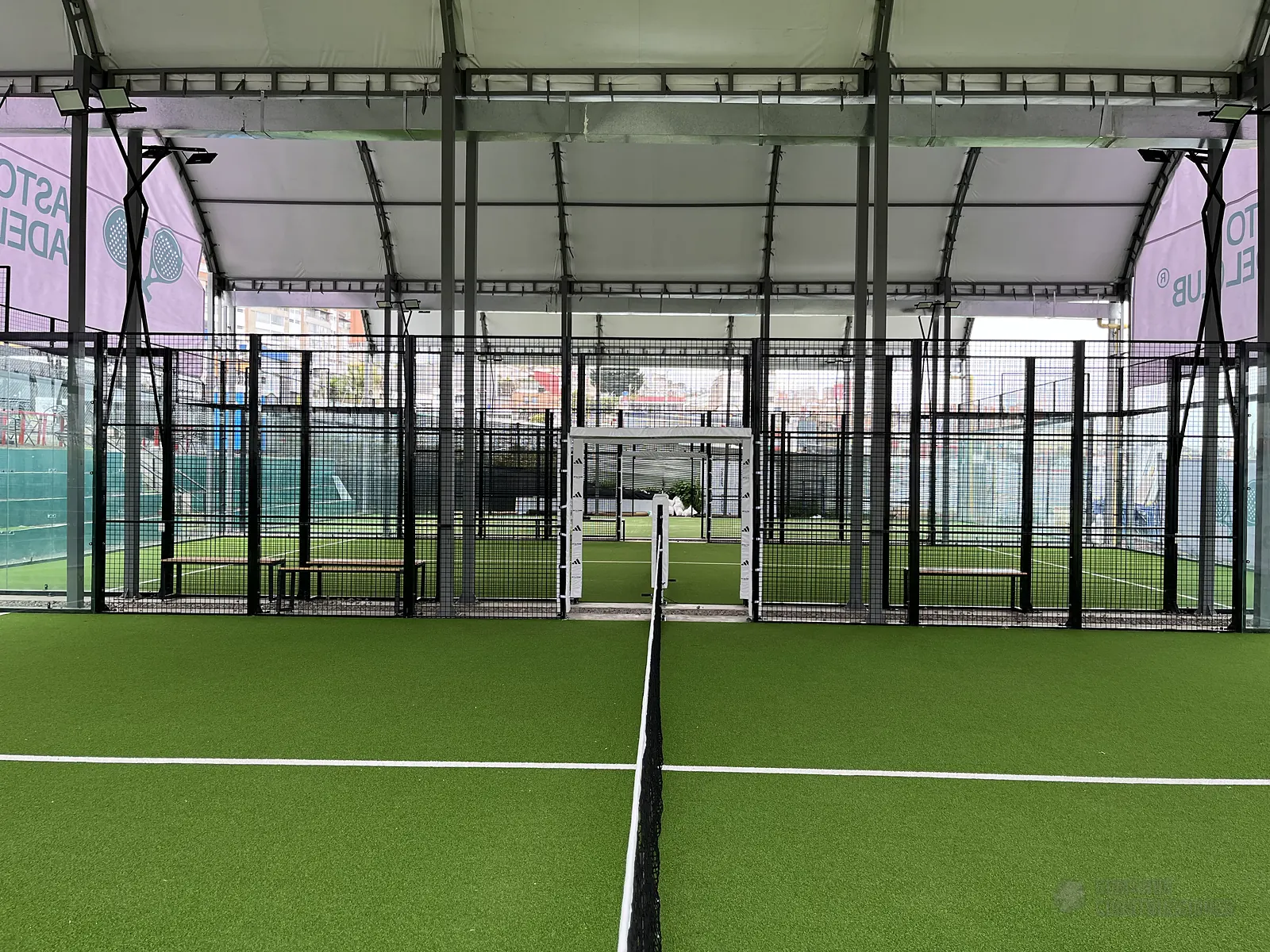 Perfilería y esquina estructural de la cancha de pádel de Pasto Padel Club en Pasto
