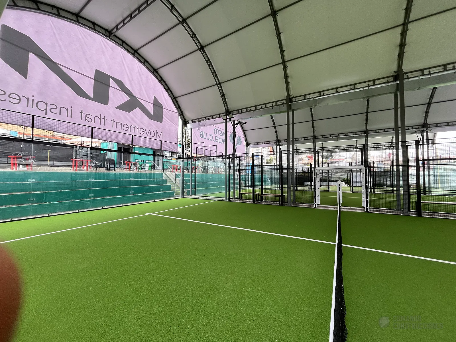 Fondo de vidrio templado de la cancha de pádel de Pasto Padel Club en Pasto
