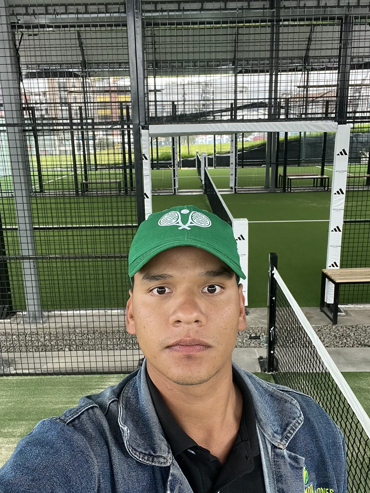 Muro de vidrio templado de la cancha de pádel de Pasto Padel Club en Pasto