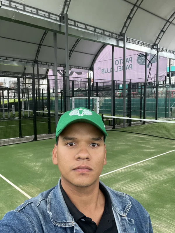 Estructura metálica y malla perimetral de la cancha de pádel de Pasto Padel Club en Pasto (4 de 4)