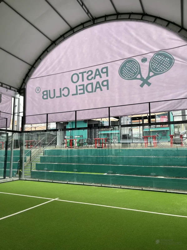 Césped sintético y líneas de juego de la cancha de pádel de Pasto Padel Club en Pasto (4 de 4)