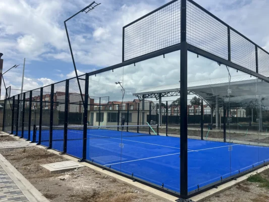 Estructura metálica y malla perimetral de la cancha de pádel de Polideportivo Vereda Bojacá en Chía (1 de 3)