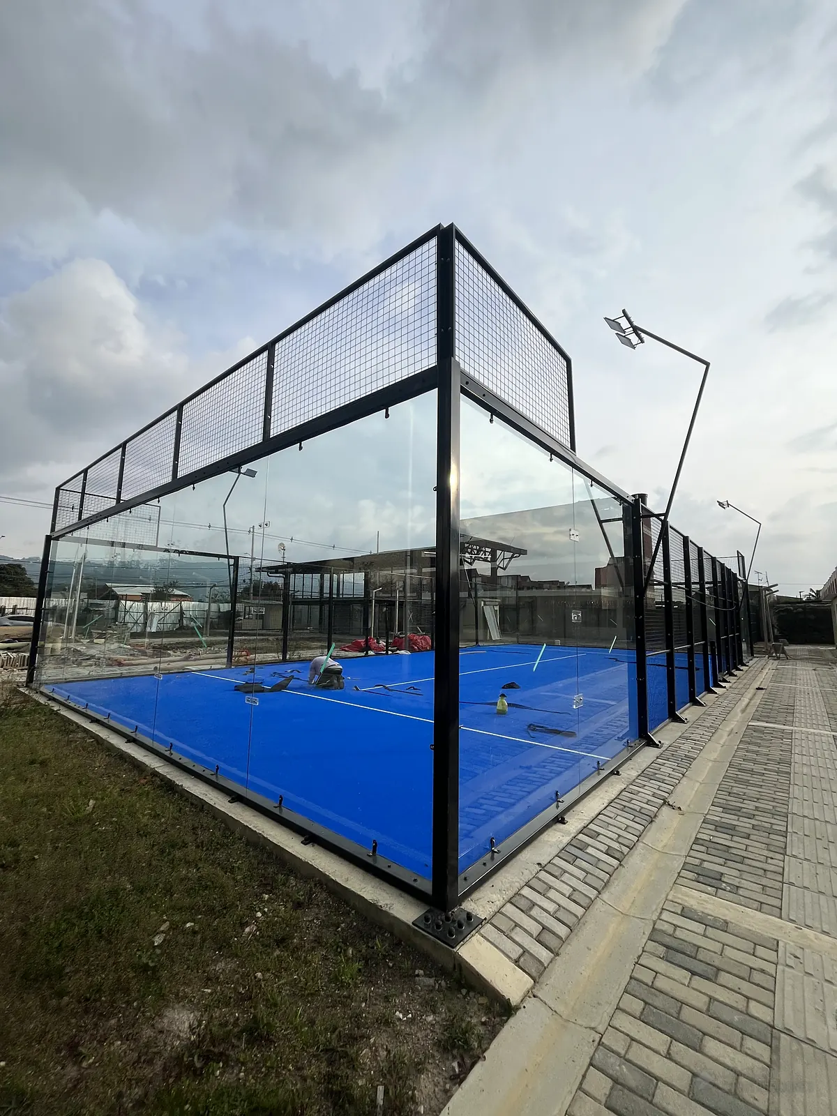 Muro de vidrio templado de la cancha de pádel de Polideportivo Vereda Bojacá en Chía