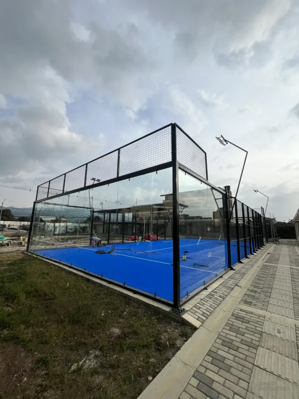 Estructura metálica y malla perimetral de la cancha de pádel de Polideportivo Vereda Bojacá en Chía (2 de 3)