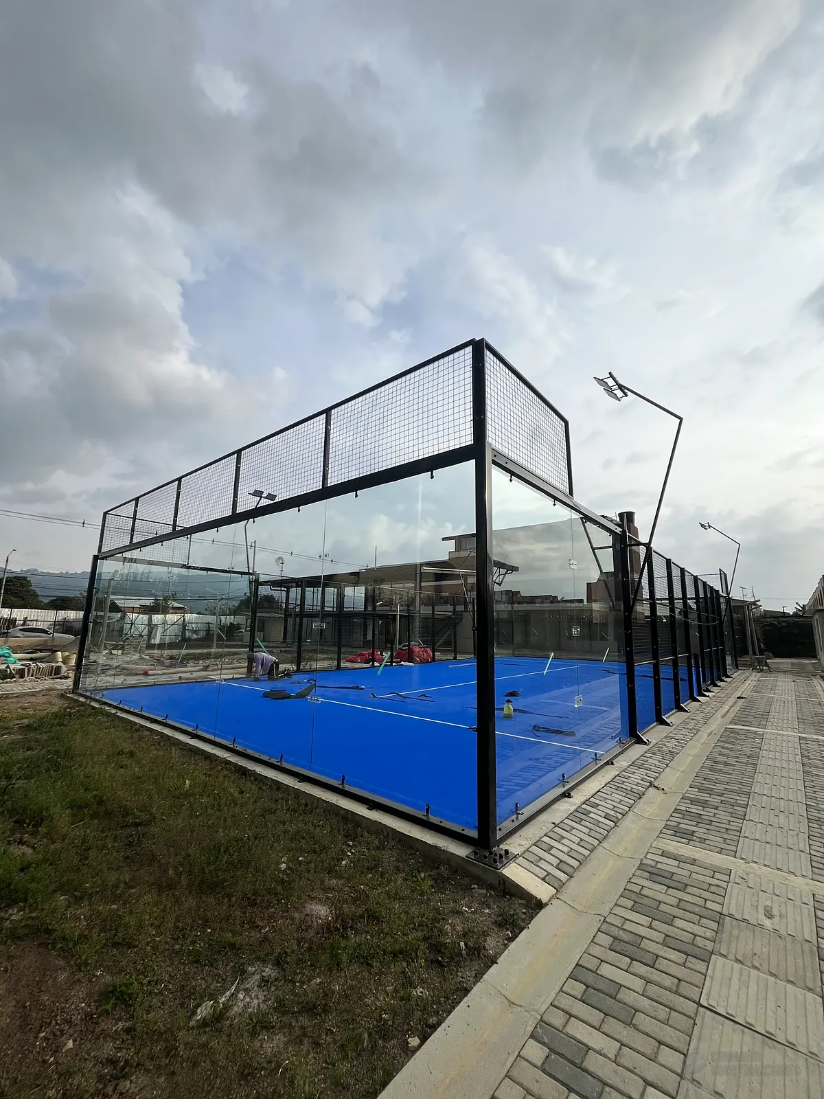 Estructura metálica y malla perimetral de la cancha de pádel de Polideportivo Vereda Bojacá en Chía