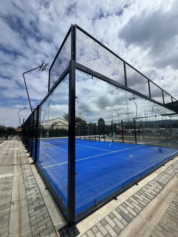 Césped sintético y líneas de juego de la cancha de pádel de Polideportivo Vereda Bojacá en Chía (1 de 3)
