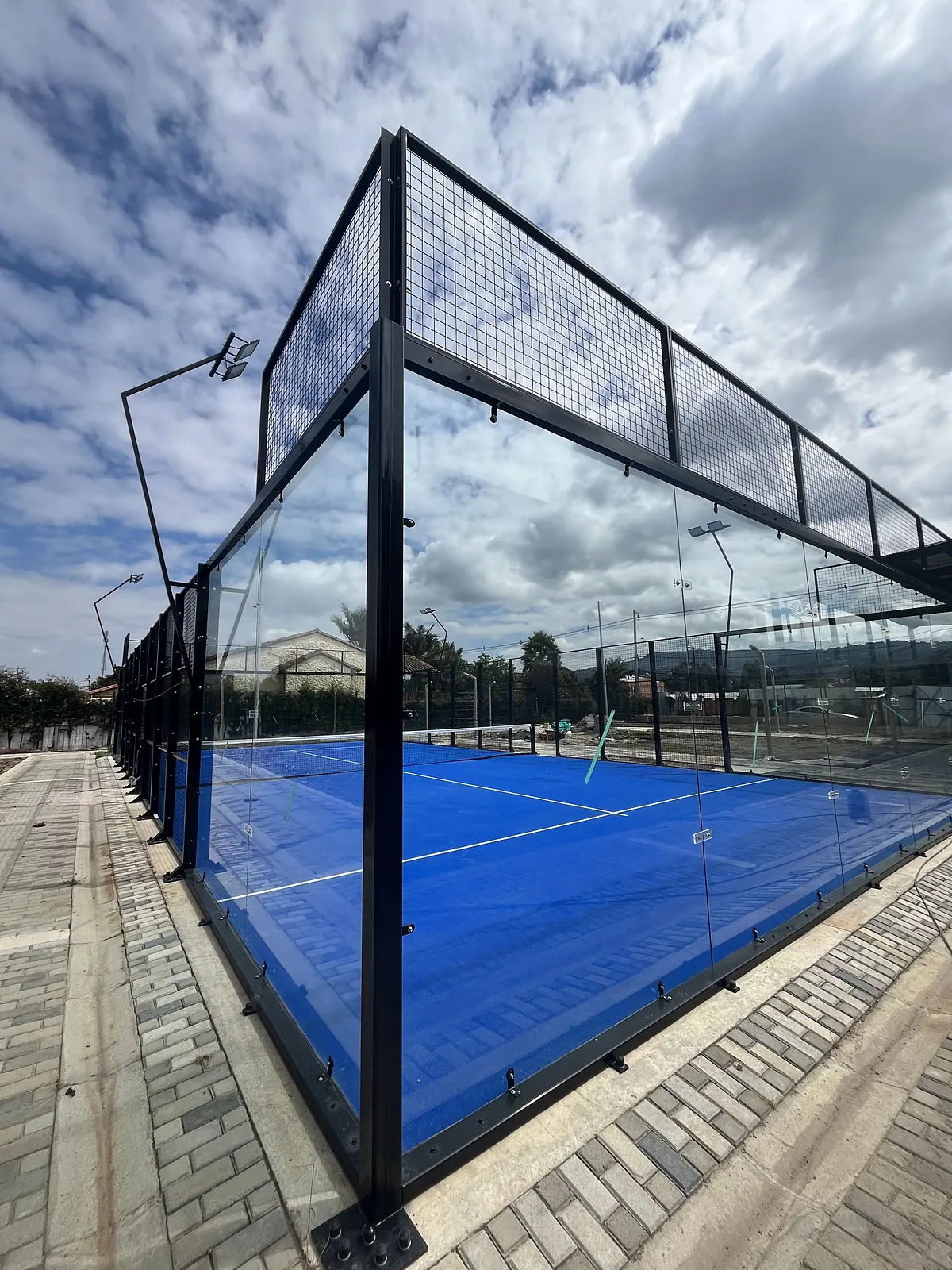 Césped sintético y líneas de juego de la cancha de pádel de Polideportivo Vereda Bojacá en Chía