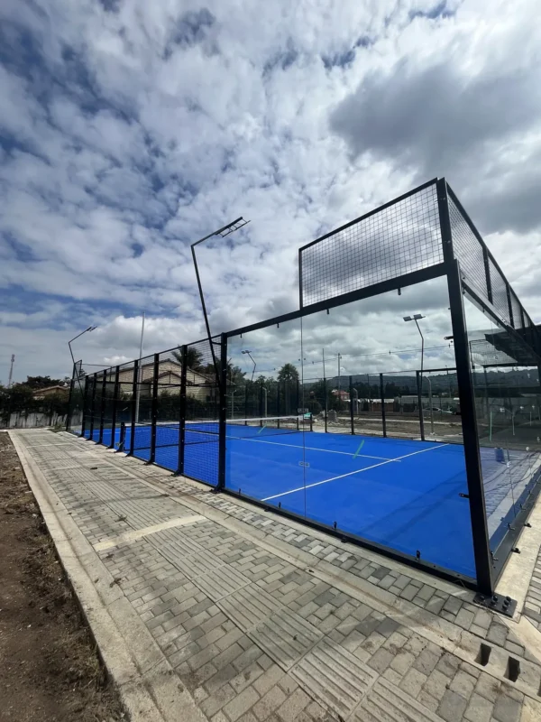 Red y postes centrales de la cancha de pádel de Polideportivo Vereda Bojacá en Chía (1 de 2)