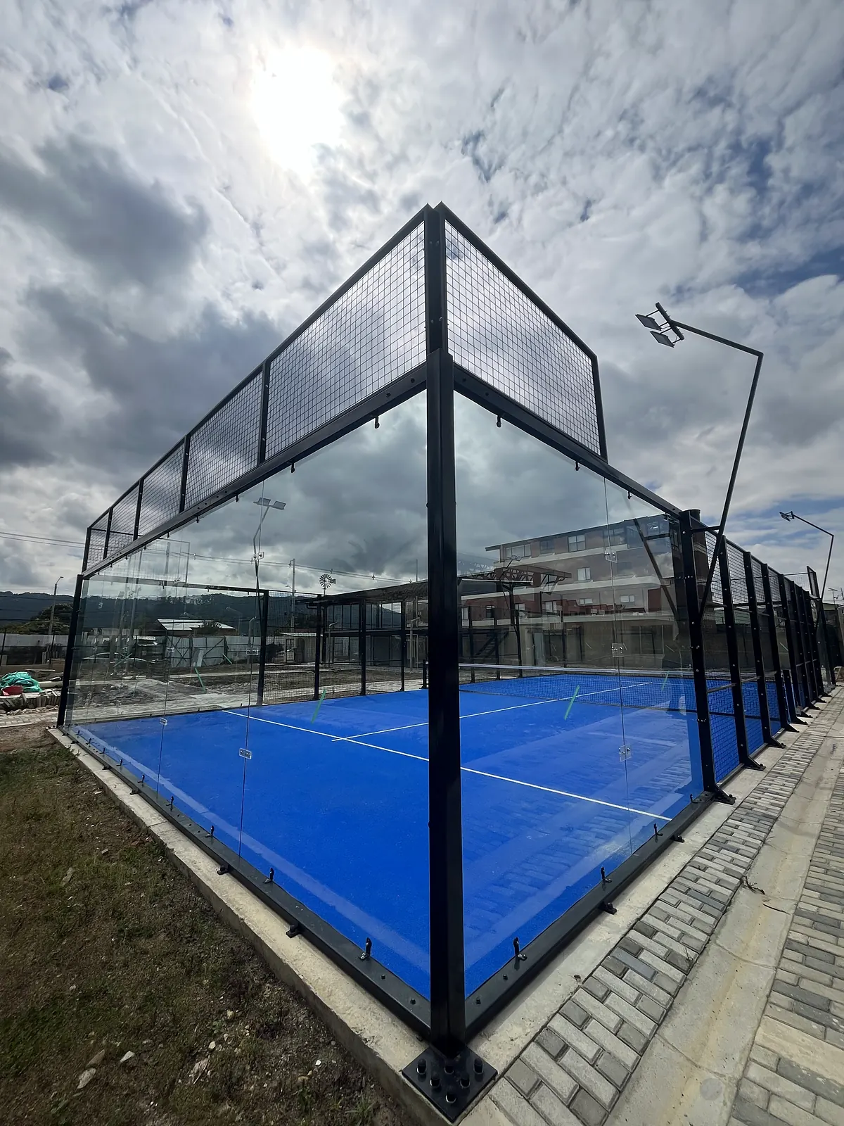 Perfilería y esquina estructural de la cancha de pádel de Polideportivo Vereda Bojacá en Chía