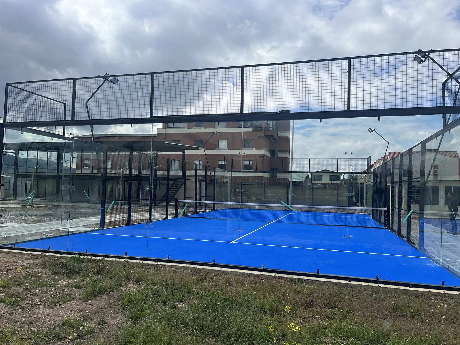 Fondo de vidrio templado de la cancha de pádel de Polideportivo Vereda Bojacá en Chía