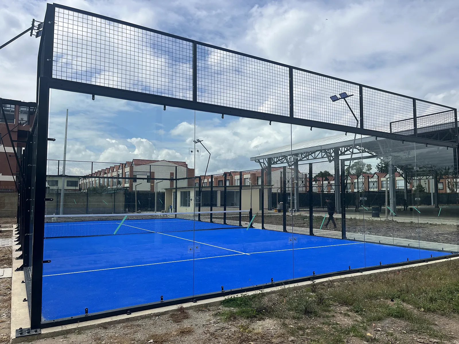 Muro de vidrio templado de la cancha de pádel de Polideportivo Vereda Bojacá en Chía