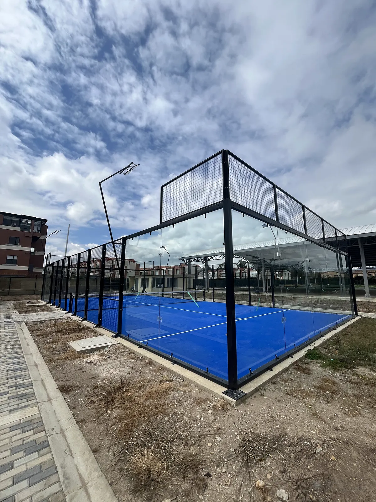 Césped sintético y líneas de juego de la cancha de pádel de Polideportivo Vereda Bojacá en Chía