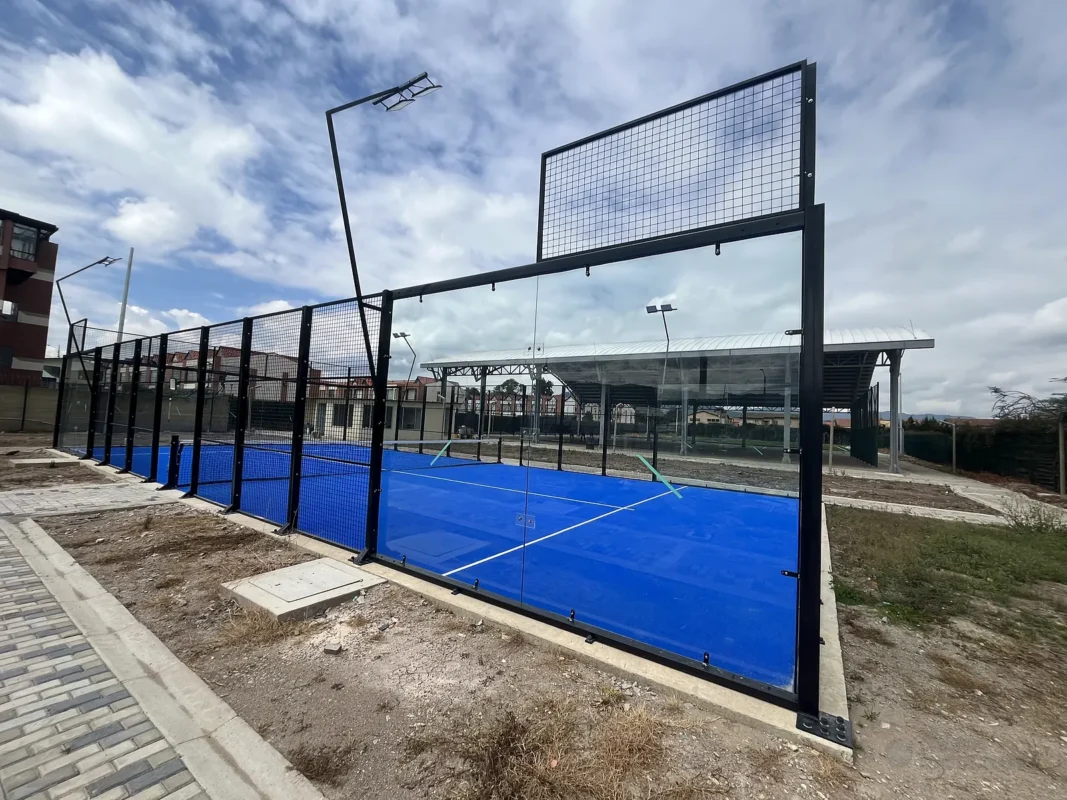 Red y postes centrales de la cancha de pádel de Polideportivo Vereda Bojacá en Chía (2 de 2)