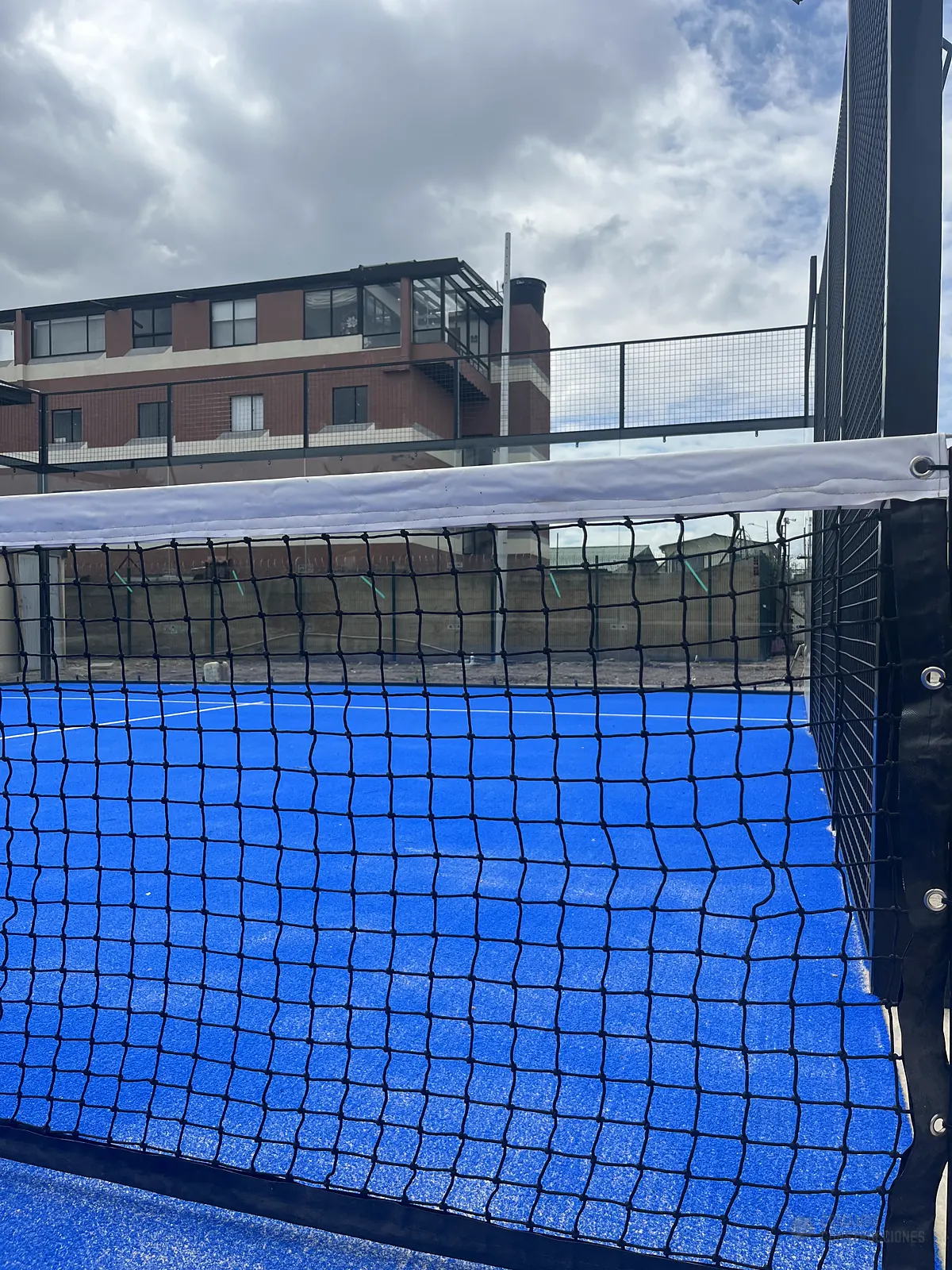 Fondo de vidrio templado de la cancha de pádel de Polideportivo Vereda Bojacá en Chía