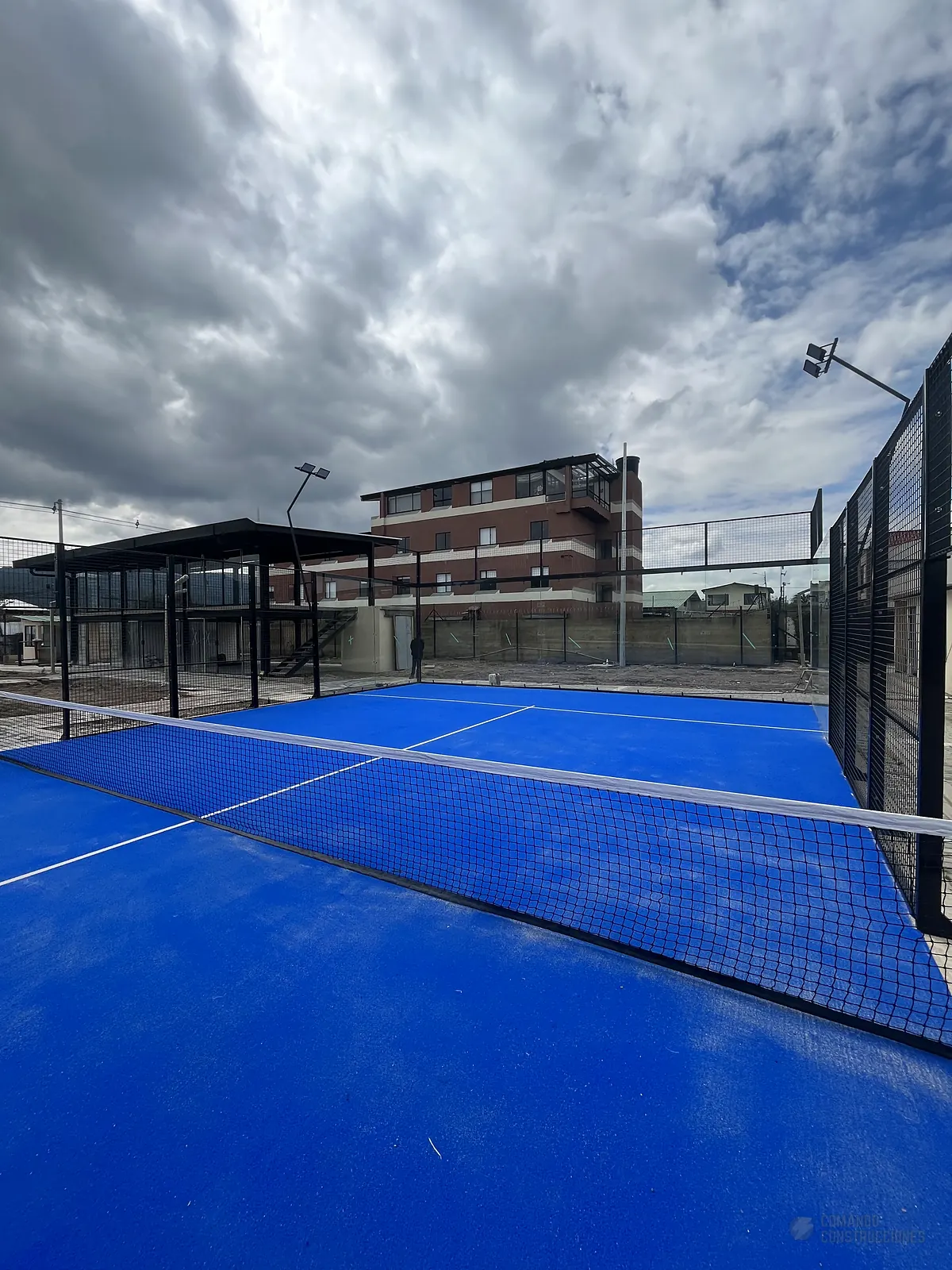 Muro de vidrio templado de la cancha de pádel de Polideportivo Vereda Bojacá en Chía