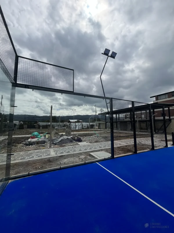 Estructura metálica y malla perimetral de la cancha de pádel de Polideportivo Vereda Bojacá en Chía (3 de 3)