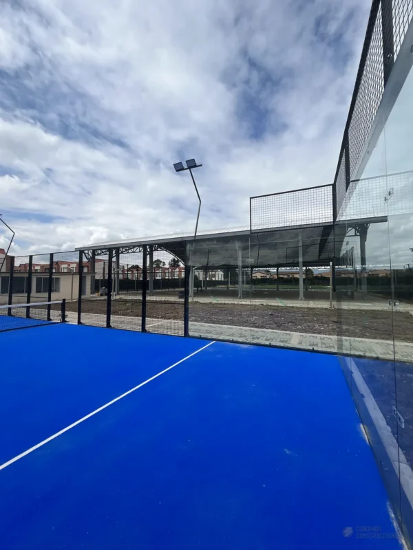 Césped sintético y líneas de juego de la cancha de pádel de Polideportivo Vereda Bojacá en Chía (3 de 3)