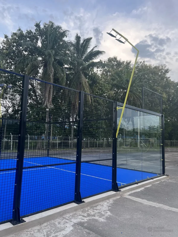 Vista general de la cancha de pádel de Club de Pádel Puerto Boyacá en Puerto Boyacá (1 de 2)