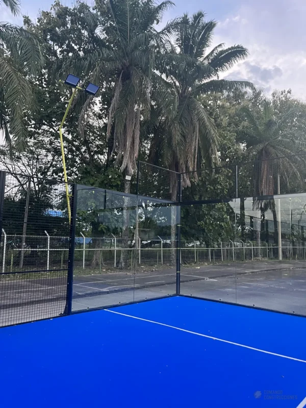 Muro de vidrio templado de la cancha de pádel de Club de Pádel Puerto Boyacá en Puerto Boyacá (1 de 2)