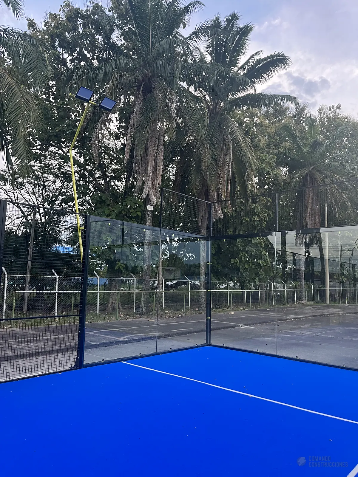 Muro de vidrio templado de la cancha de pádel de Club de Pádel Puerto Boyacá en Puerto Boyacá