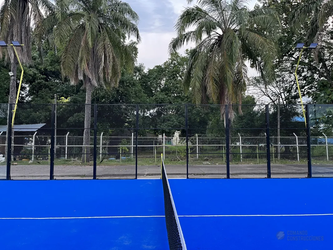 Estructura metálica y malla perimetral de la cancha de pádel de Club de Pádel Puerto Boyacá en Puerto Boyacá (1 de 2)