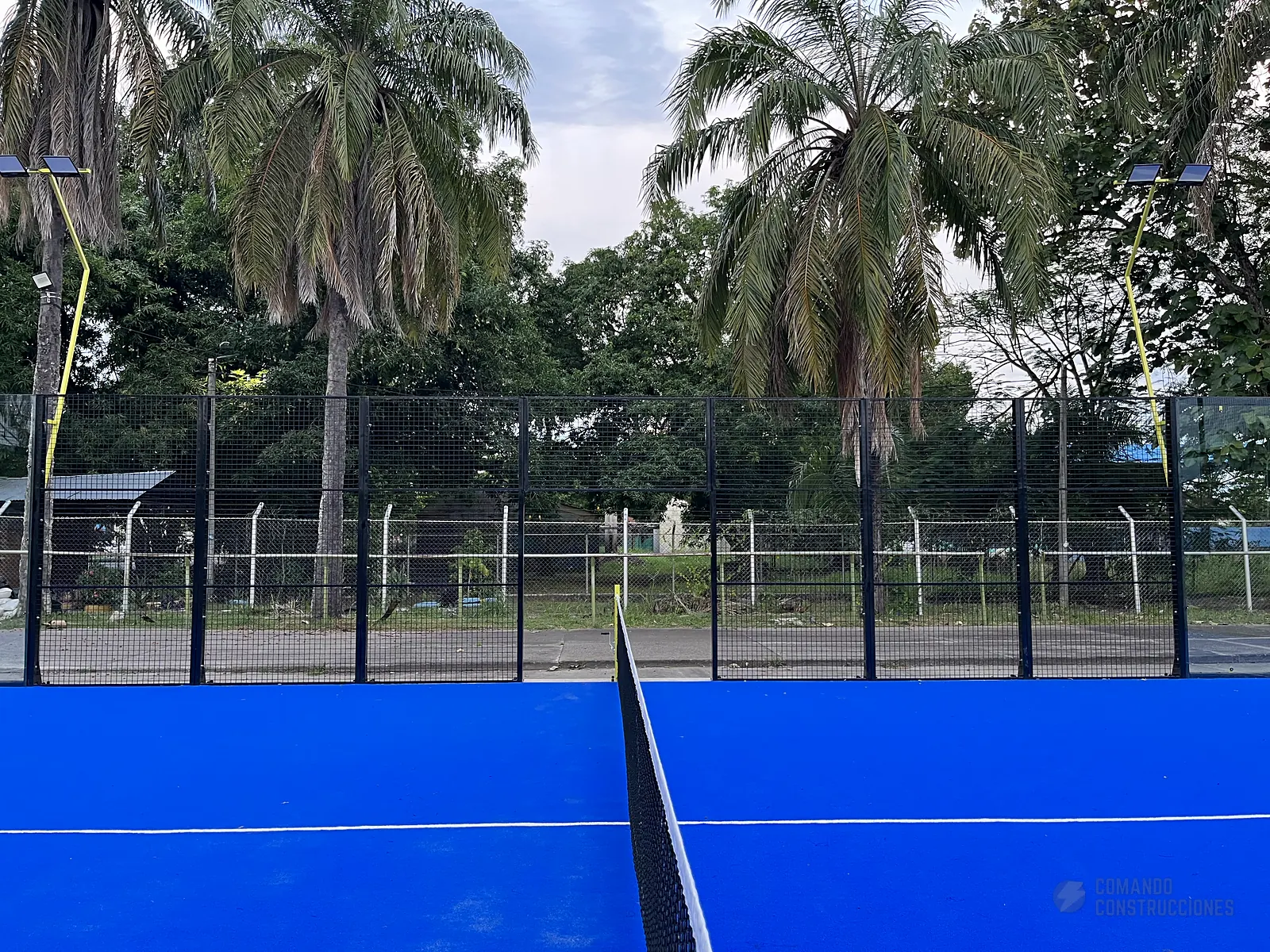 Estructura metálica y malla perimetral de la cancha de pádel de Club de Pádel Puerto Boyacá en Puerto Boyacá