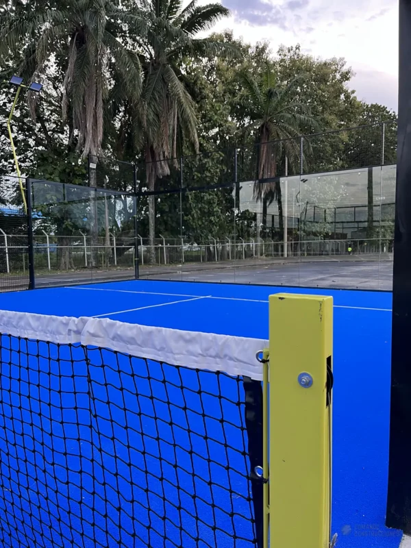 Red y postes centrales de la cancha de pádel de Club de Pádel Puerto Boyacá en Puerto Boyacá