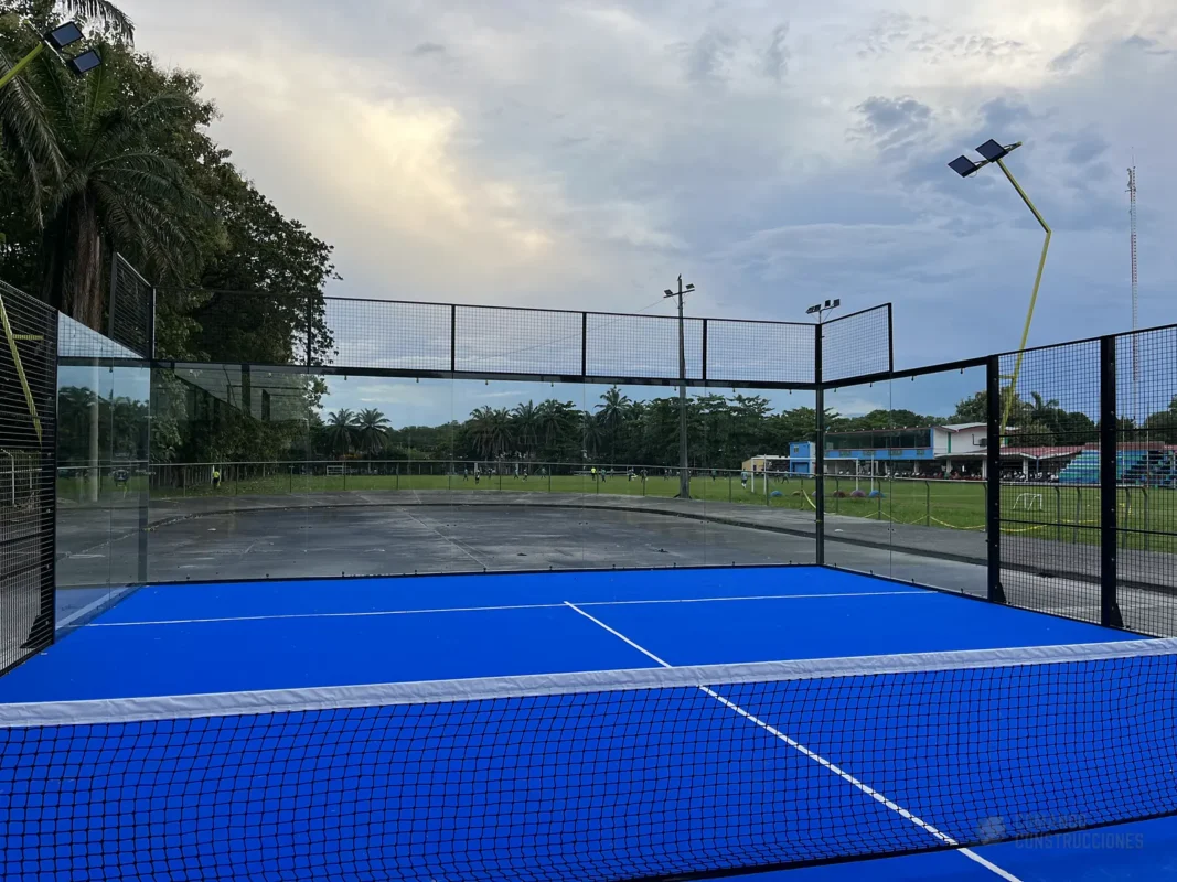 Vista en diagonal de la cancha de pádel de Club de Pádel Puerto Boyacá en Puerto Boyacá