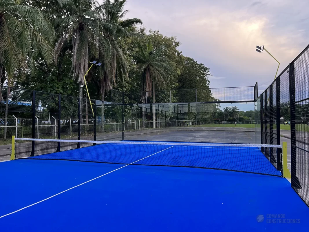Perfilería y esquina estructural de la cancha de pádel de Club de Pádel Puerto Boyacá en Puerto Boyacá