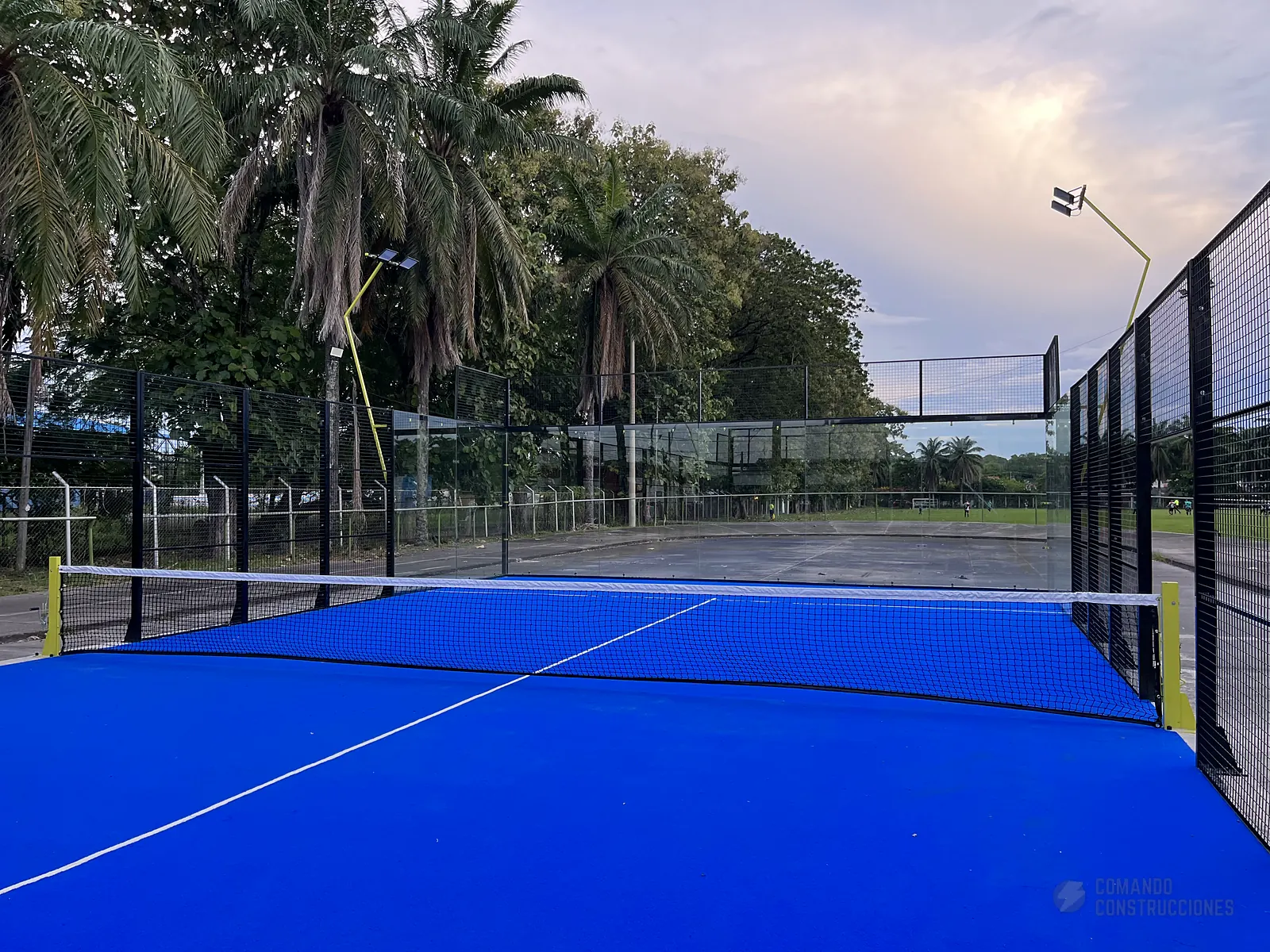 Perfilería y esquina estructural de la cancha de pádel de Club de Pádel Puerto Boyacá en Puerto Boyacá